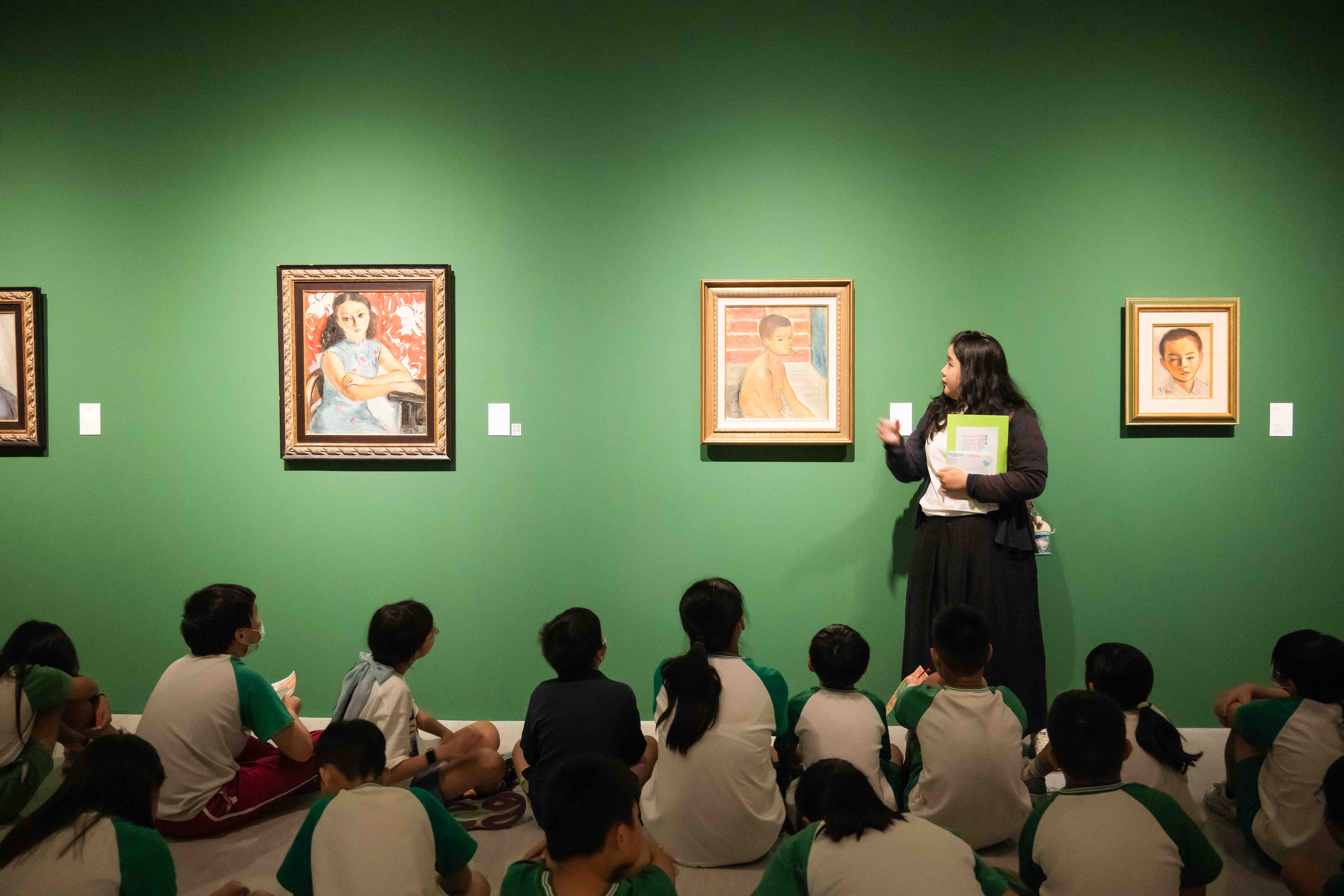08_參觀新竹241藝術空間，脫下鞋子入展間與作品互動